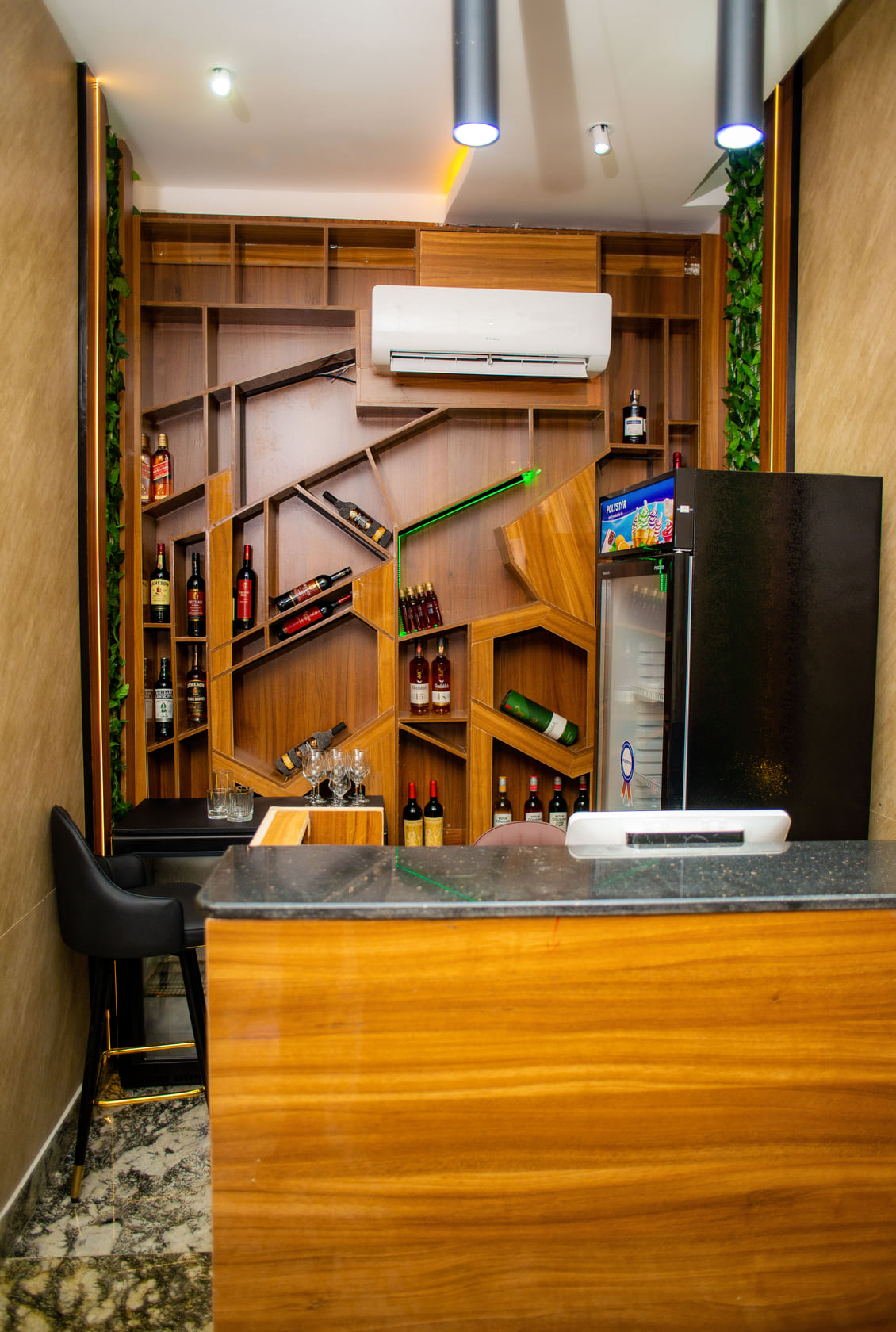 Bar and lounge